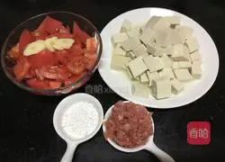 西红柿炖豆腐的做法图解1