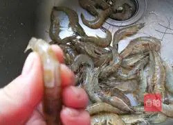花椒盐水虾的做法图解1