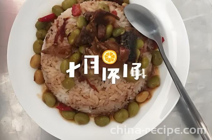 The method of using thick chicken sauce to cover rice