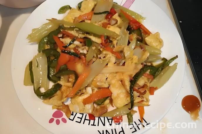 The method of stir frying eggs with celery