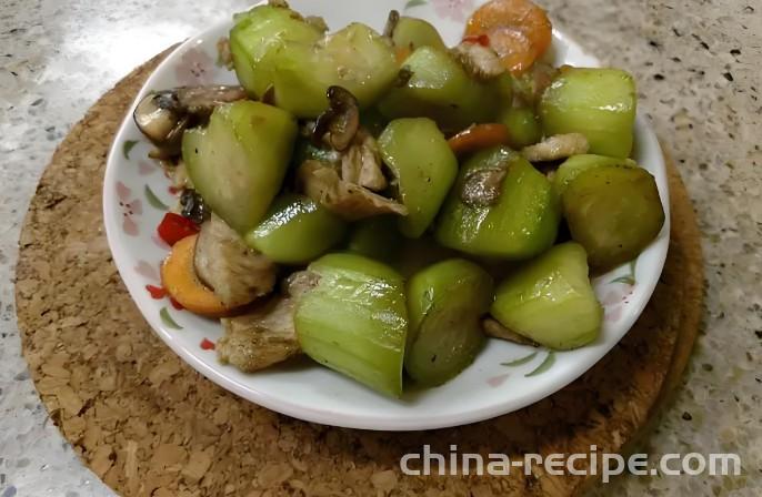 The recipe of mixing loofah with steak mushroom