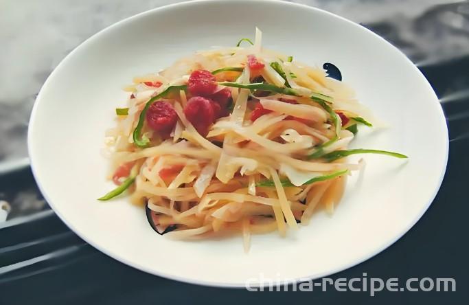 The method of stir frying shredded potatoes with sausages