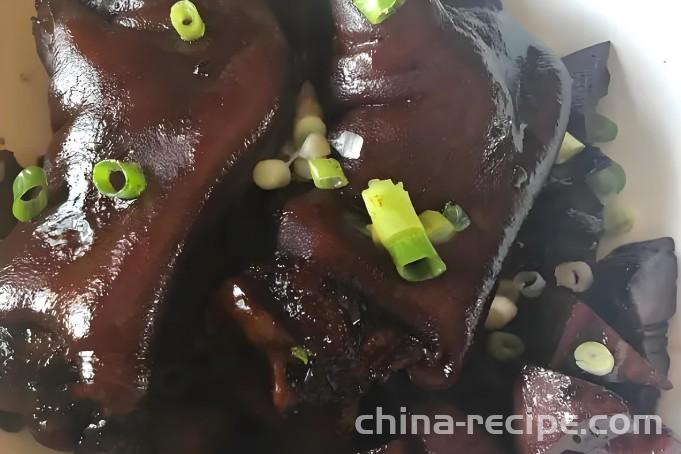 The method of making lotus root pig feet