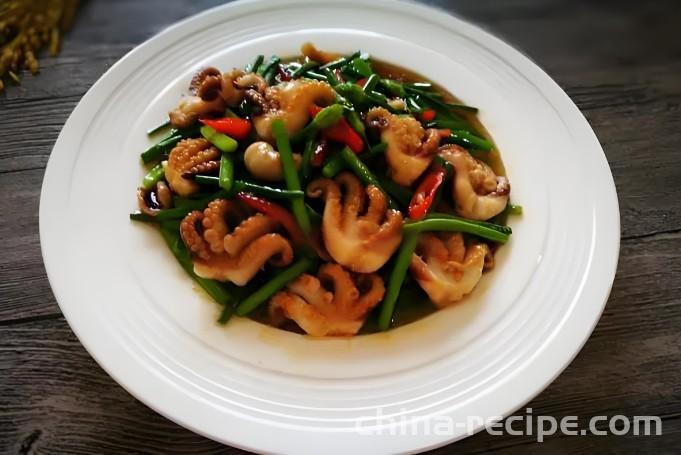 The method of stir frying octopus with leek moss