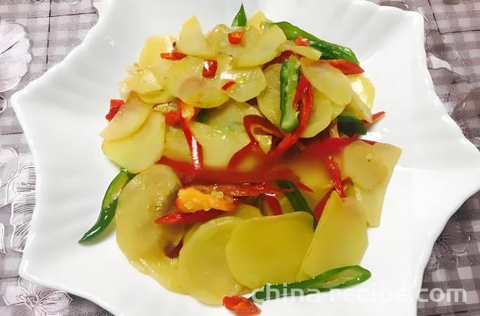 The method of stir frying potato slices with home style spicy food