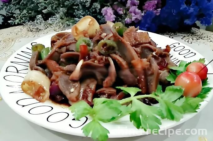 The method of soaking lotus root with chicken gizzards with mountain pepper