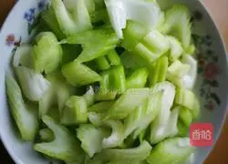 西芹炒核桃的做法图解3
