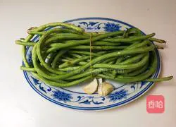 蒜香生抽豇豆的做法图解1