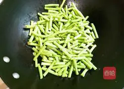 蒜香生抽豇豆的做法图解5