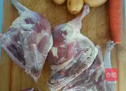 鸭腿炖土豆胡萝卜的做法图解1