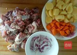 鸭腿炖土豆胡萝卜的做法图解2