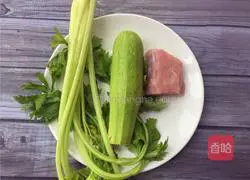 芹菜肉丁的做法图解1