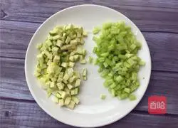 芹菜肉丁的做法图解2