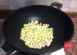 芹菜肉丁的做法图解6