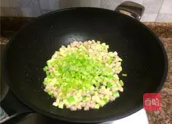 芹菜肉丁的做法图解7