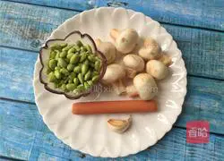 青豆炒蘑菇的做法图解1