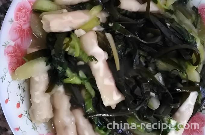 The method of stir frying sea king seaweed with big head vegetables