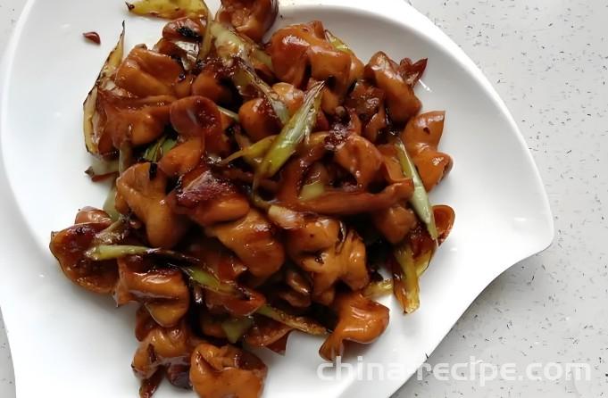 The method of stir frying pig intestines