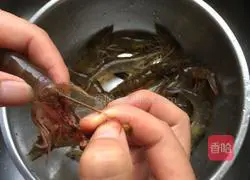 蒜香粉丝虾的做法图解2