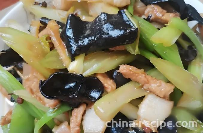 The method of stir frying meat with celery and fungus