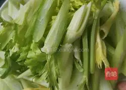 西芹木耳炒肉的做法图解1