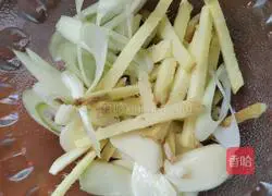 西芹木耳炒肉的做法图解4