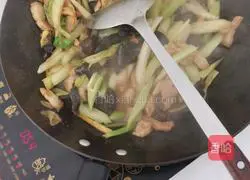 西芹木耳炒肉的做法图解8