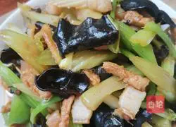 西芹木耳炒肉的做法图解9