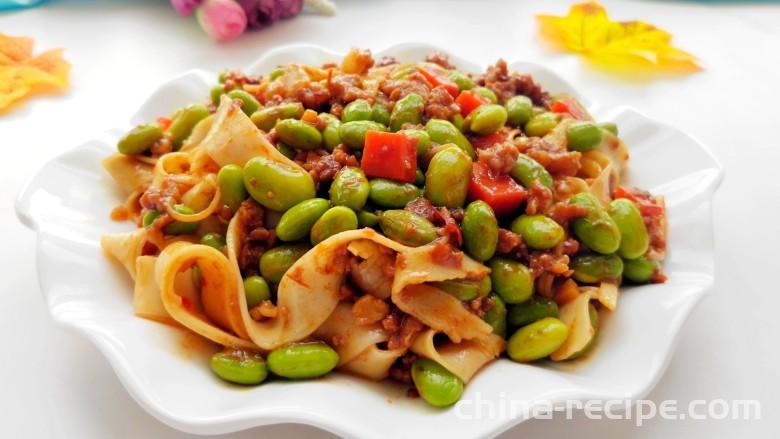 The method of mixing edamame, rice, and meat sauce with noodles