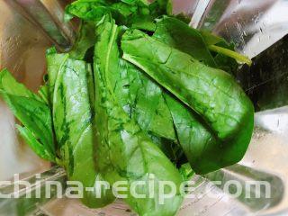 菠菜鸡蛋糕（豆浆版）,将菠菜撕断放入破壁机中。