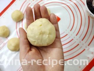 香甜可口的紫米华夫饼,捏起来成一个面团。