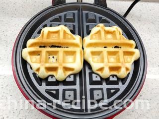 香甜可口的紫米华夫饼,表面成金黄色就熟了。