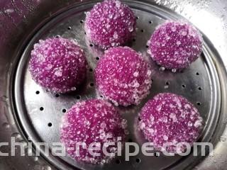 西米紫薯球,大火蒸开转中火蒸25～30分钟。