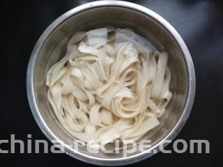 毛豆米肉酱拌面,捞出过凉水。