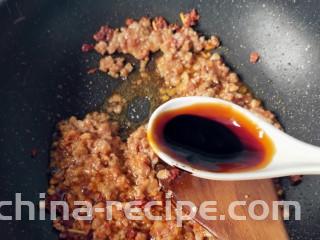毛豆米肉酱拌面,半勺老抽上色。