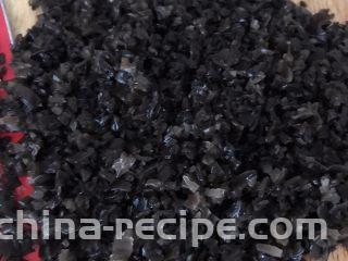 鲜虾时蔬小馄饨,黑木耳泡发后，煮15分钟左右，捞出沥干水分，切碎