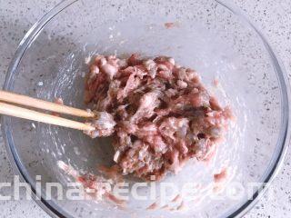 鲜虾时蔬小馄饨,倒入除虾油外的所有材料，用筷子顺着一个方向搅拌肉馅，直至肉馅出筋的状态