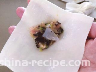 鲜虾时蔬小馄饨,取一个馄饨皮，放入少许的馅，以及一小块虾肉。