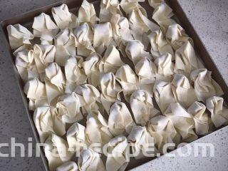 鲜虾时蔬小馄饨,包好了的小馄饨直接放在烤盘里，连烤盘一起放入冰箱，待完全冻硬后就可以分装了。这样不会黏在一起。