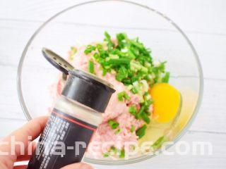 猪肠碌,加入胡椒粉