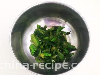 菠菜蛋卷,把菠菜段放入大碗里，加入少许凉开水