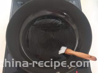 菠菜蛋卷,炒锅烧热后刷一层大豆色拉油