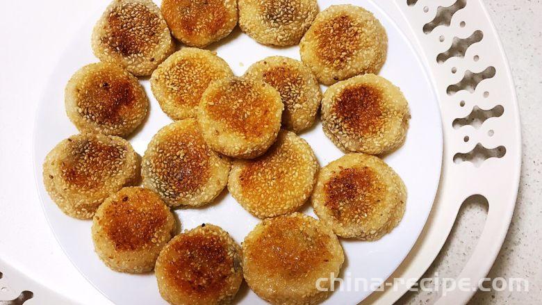 Method of making sesame bean paste glutinous rice cake