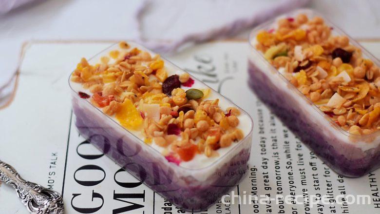 The method of making purple sweet potato paste yogurt box