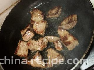 大块牛肉罗宋汤,锅里加植物油，下牛肉煎制两面上色，出锅前加黄油增香。
