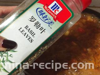 大块牛肉罗宋汤,加少许罗勒叶