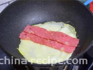 培根鸡蛋饼,翻面，加入培根