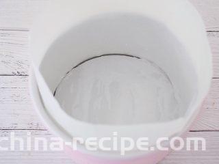 苹果千层蛋糕,模具底部和周围都围上油纸