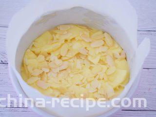 苹果千层蛋糕,最后倒入剩余的面糊，表面撒上杏仁片