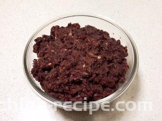 麻香豆沙糯米饼,把豆沙盛出来放入碗里备用